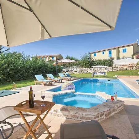 Villa Sleeps 12 Pool Air Con Wifi *