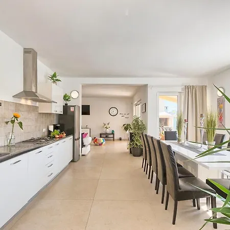 Sleeps 12 Pool Air Con Wifi * Tomisici