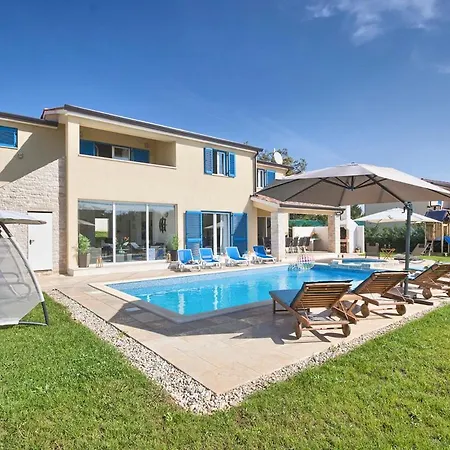 Villa Sleeps 12 Pool Air Con Wifi *
