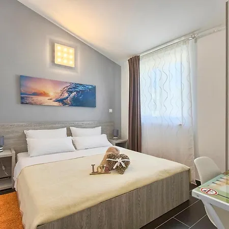 Sleeps 12 Pool Air Con Wifi * Tomisici