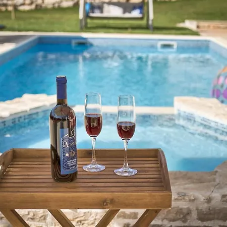 Villa Sleeps 12 Pool Air Con Wifi Tomisici