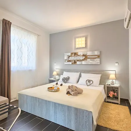 Sleeps 12 Pool Air Con Wifi * Tomisici