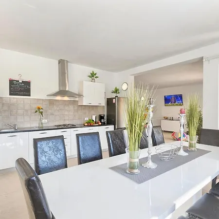 Sleeps 12 Pool Air Con Wifi