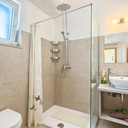 Sleeps 12 Pool Air Con Wifi