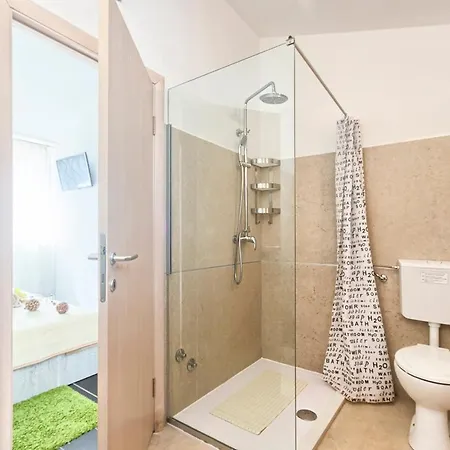 Sleeps 12 Pool Air Con Wifi